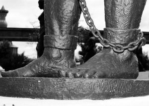 Source: Gustavo La Rotta Amaya / Flickr CC: Slavery in chains (Licence terms: https://creativecommons.org/licenses/by/2.0/)