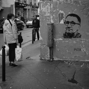 Source: carac3 / Flickr CC: Brecht le didactique. Tag de Pitr, Paris, rue de Bagnolet. (Licence terms: https://creativecommons.org/licenses/by-sa/2.0/)